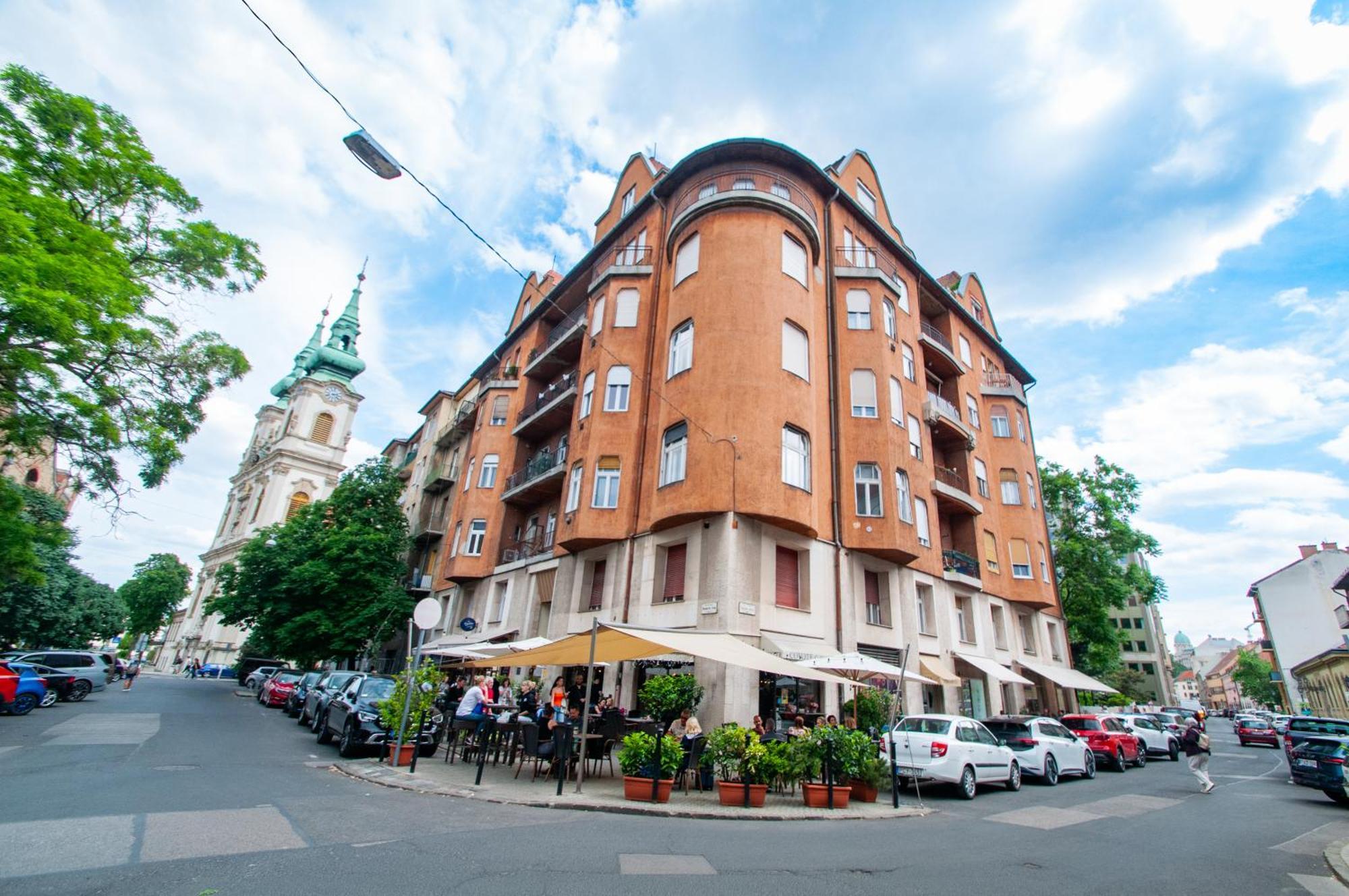 Spacious Family Suite Along River Side, In The Heart Of Buda Budapest Eksteriør billede