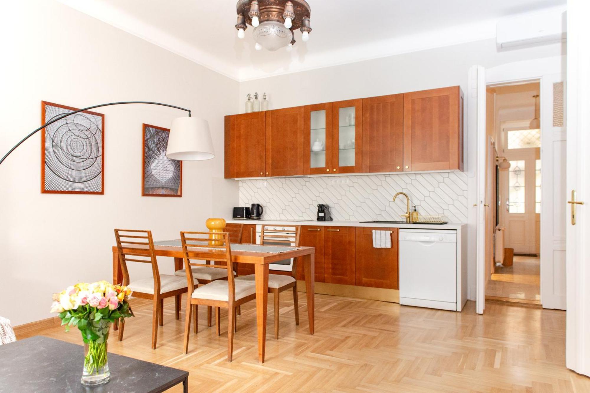 Spacious Family Suite Along River Side, In The Heart Of Buda Budapest Eksteriør billede